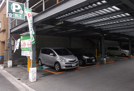 立体駐車場の一階部分に